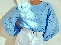 Голубая блуза из прошвы