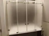Изготовление и монтаж душевых перегородок из каленого стекла на заказ, фотография 4