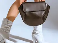 Черная сумка с клапаном