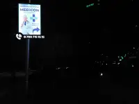 Указатель на фонарный столб освещения, фотография 4