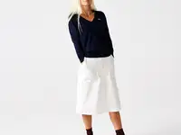 Женский свитер lacoste c v-образным вырезом