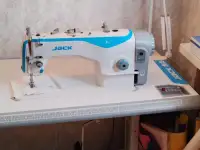 Прямострочная швейная промышленная машина Jack f4 со столом