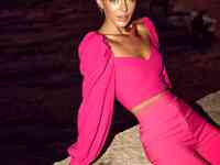 Малиновый топ с фигурным вырезом