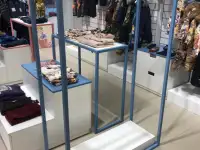 Торговое оборудование для магазина одежды. Рейл, фотография 2