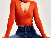 Оранжевый топ с вырезом