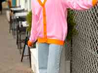 Розовый кардиган с оранжевой окантовкой