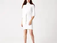 Женское платье lacoste с высоким воротом и поясом