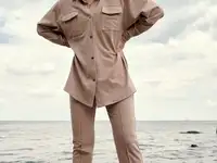 Бежевый костюм с рубашкой