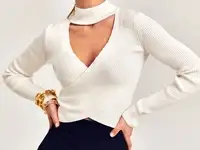 Молочный топ с вырезом