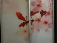 Шкаф купе из темного дерева с стеклянным фасадом в виде вишневой сакуры бу, фотография 3