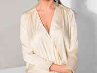 Шелковая блуза на запа́х