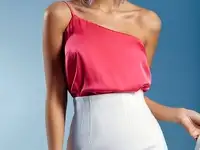 Малиновый шелковый топ на одно плечо