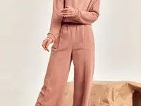 Бежевый костюм с широкими штанами