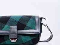 Сумка-багет в зеленую клетку