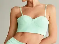 Яркий кроп-топ