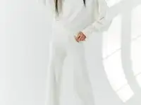 Молочный костюм с брюками палаццо