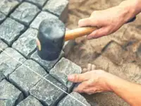 Укладка тротуарной плитки  Установка поребриков и бардюров  Преобразуем ваш двор в красоту и удобства.  Качественно и, фотография 7