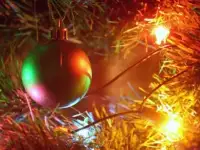 В продаже новогодняя ёлка  ёлочные игрушки и гирлянда в подарок, фотография 5