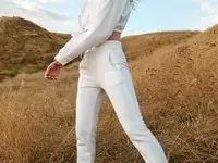 Белый костюм с кроп-топом