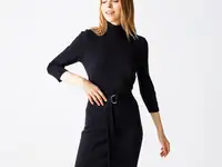 Женское платье lacoste с высоким воротом и поясом
