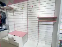 Торговое оборудование для магазина одежды. Пристенный стеллаж, фотография 3