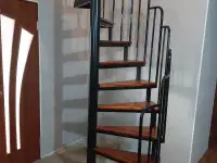 Продаю винтовую металлическую лестницу в 2х уровневой квартире, фотография 2