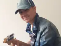 Гитарист из Санкт-Петербурга набирает группу участников для обучения игре на гитаре