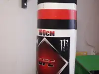 Продам спортивную грушу с кронштейном