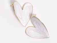 Белые серьги-сердце с золотистой основой