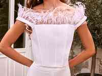 Белый корсет с перьями