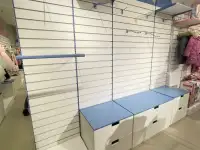 Торговое оборудование для магазина одежды. Пристенный стеллаж, фотография 2
