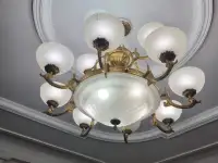 Люстры бу в хорошем состоянии, большие 2 шт, маленькие 5 шт. Использовали в кафе. Продаем так как сделали ремонт  поме, фотография 2
