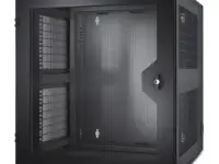 Перфорированная передняя дверца NetShelter WX высотой 13U с вертикальными направляющими для монтажа с резьбовыми отверст