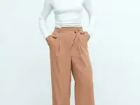 Бежевые брюки прямого кроя