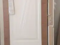 Продам межкомнатную дверь белая и клей кафельный 25кг