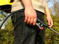 Опрыскиватель deko dksp10 аккум. наплеч. 16л желтый (065-0942)