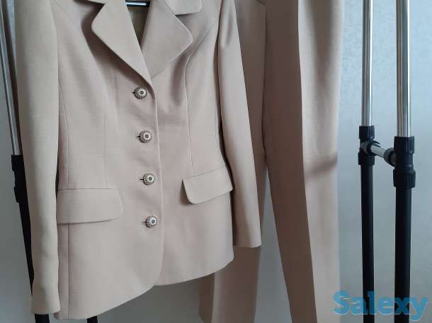 Бежевый костюм для офиса или университета, фотография 5