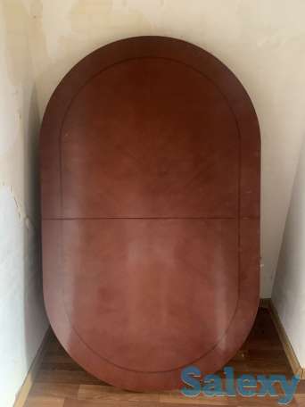 Стол из темного дерева, фотография 1