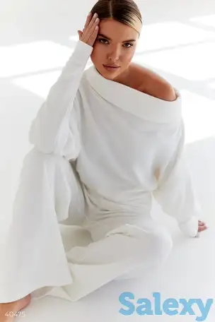 Белый трикотажный костюм с широкими брюками, фотография 1