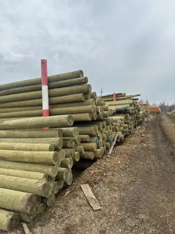 Пропитанные антисептиком опоры столбы ЛЭП, фотография 2