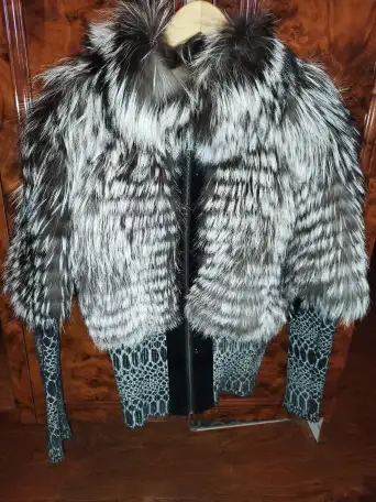 Продам очень качественную куртку из настоящего питона кожа 100 процентов. И настоящий мех. Бренд Леди за рулем. США., фотография 1