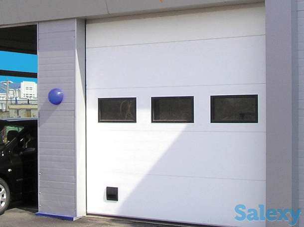Секционные гаражные  ворота  с окном, фотография 2