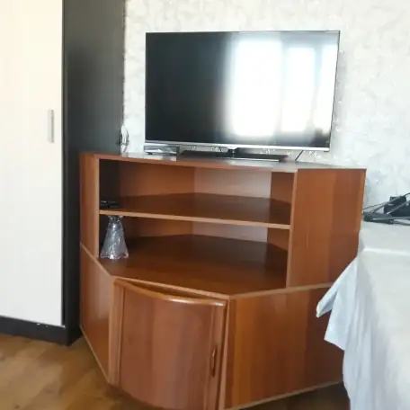 Продам тумбочку угловую под телевизор, фотография 1