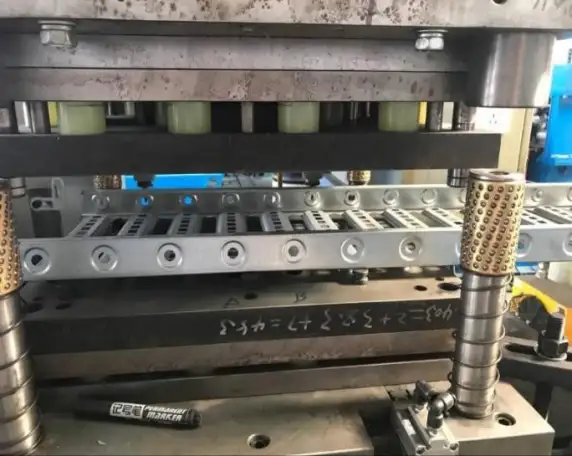 Автоматическая линия для производства кабельного лотка и крыши, фотография 2