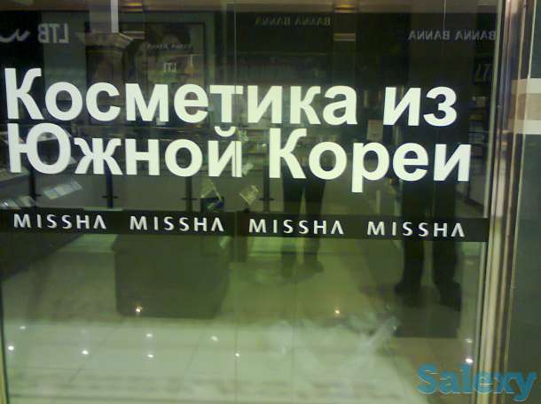 Оформление витрин: оклейка стекол оракалом, накладные элементы, 