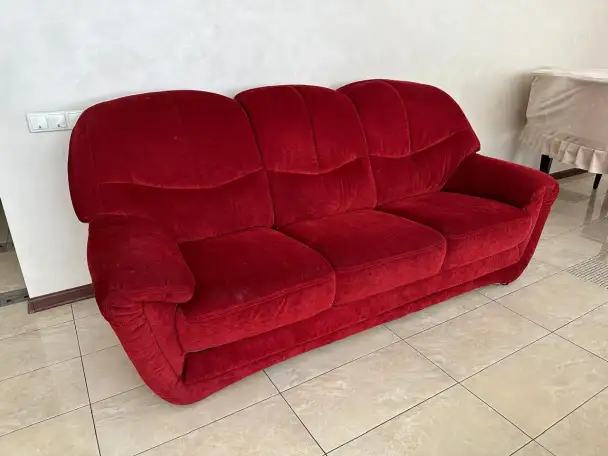 Диван красный бархатный, фотография 1