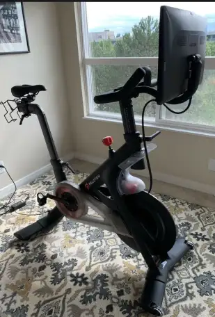 Peloton indoor stationary exercise bike, фотография 1