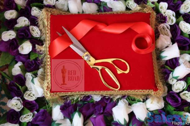 Золотые ножницы, красная подушка с бахромой и атласная лента, фотография 3