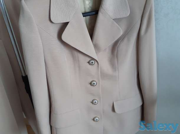 Бежевый костюм для офиса или университета, фотография 1