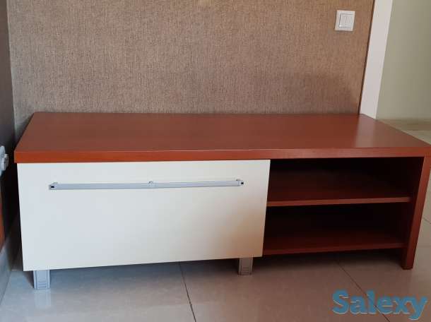 Продам 3-х секционную низкую горизонтальную тумбу под телевизор, цвет белый + орех в отличном состоянии, фотография 2